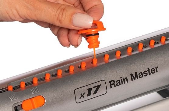 Удобная пластиковая игла легко очистит форсунки от грязи и известковых отложений.