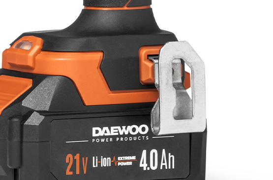 Для надежного крепления к поясу монтажника